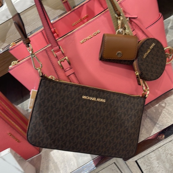 MICHAEL KORS
Jet Set Logo Crossbody Bag with Case for Apple Airpods Pro®
Brown - Picture 16 of 16